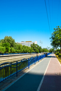 城市中色彩鲜明的步道景观