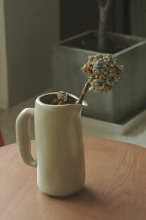 杯中插着装饰棒棒糖