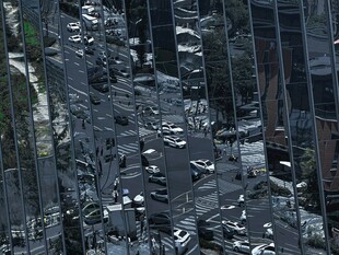 城市高楼间的车辆景象