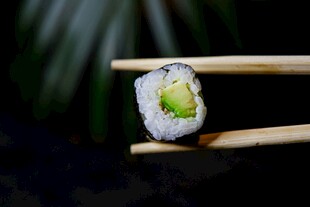 筷子夹起的美味寿司