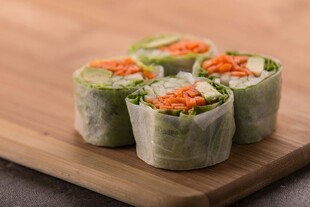 美味蔬菜春卷摆于木盘