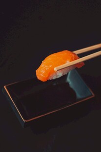 筷子夹起的美味寿司