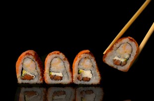 筷子夹起美味寿司