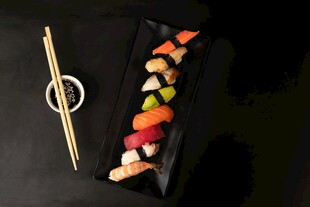 精致寿司组合与筷子