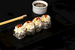 美味寿司配蘸料与筷子