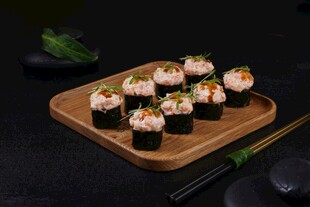 精致寿司拼盘摆放在木盘上