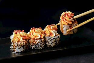 美味寿司卷 筷子夹取瞬间