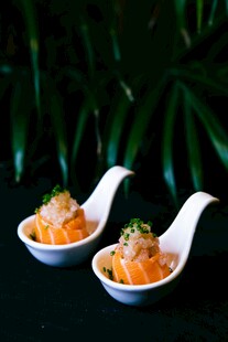 精致小勺装美味三文鱼