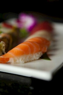 美味三文鱼寿司特写