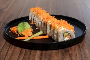 美味寿司拼盘摆放在木桌