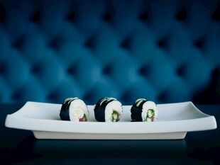 精致寿司摆放在白色盘上