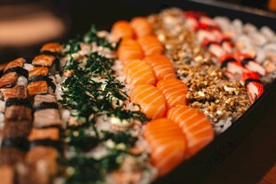 多样美味寿司拼盘展示