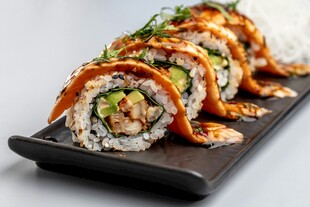 美味寿司卷摆放在盘中