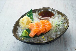 精致三文鱼刺身拼盘