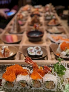 多样寿司拼盘展示