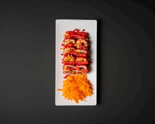 美味串串搭配金黄薯片