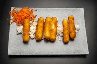 炸物拼盘配胡萝卜丝