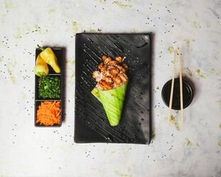 美味日式手卷与配菜展示