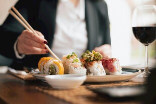 优雅人士享用精致寿司餐