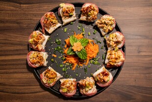 美味寿司拼盘摆放在木桌