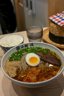 日式拉面配溏心蛋诱人