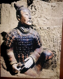 跪射兵马俑特写