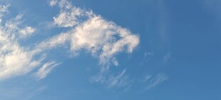 蓝天中的洁白云朵
