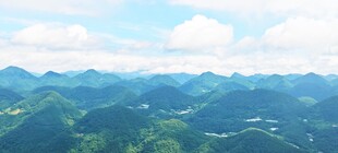 青山绵延的秀丽自然风光