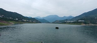 宁静山水间的开阔水域