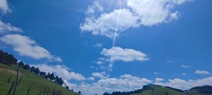 蓝天白云下的开阔山野