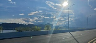 公路上的阳光与蓝天美景