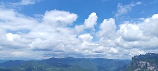 蓝天白云下的壮美山峦