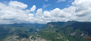 山峦云海壮丽自然景观