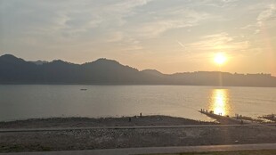 夕阳下的宁静湖岸美景