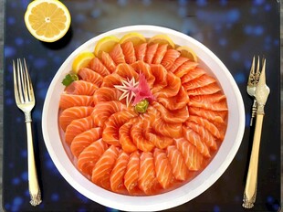 精美摆盘的新鲜三文鱼刺身