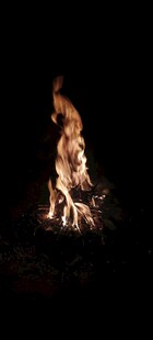 篝火熊熊燃烧的夜晚景象
