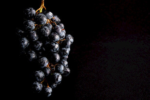 黑紫色饱满葡萄串