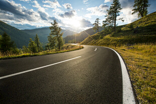 山间公路迎日出美景