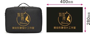 黑色手提包带金色标志