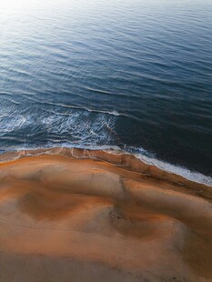 海边沙滩与海浪景观