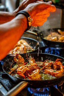 厨师烹饪美味多样菜肴