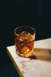 琥珀色威士忌配冰块