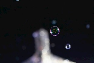 空中漂浮的梦幻彩色泡泡