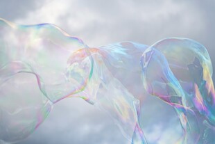 梦幻天空中的彩色大泡泡