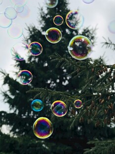 圣诞树旁五彩泡泡飞舞