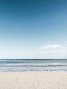 宁静沙滩与蔚蓝大海