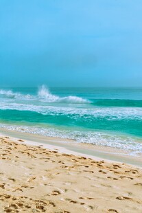 美丽沙滩与蔚蓝海浪