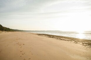 阳光沙滩海岸线美景