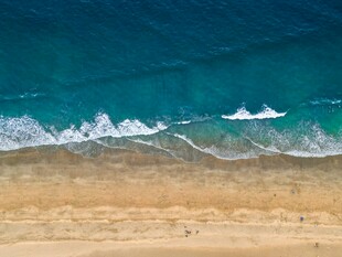 海边美景 海浪轻拍沙滩