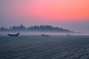海上日出渔船美景